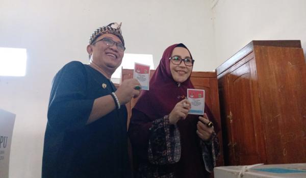Cabup Ai Diantani Bareng Suami Ade Sugianto Jalan Kaki Nyoblos di TPS 07 Kampung Sukahaji 