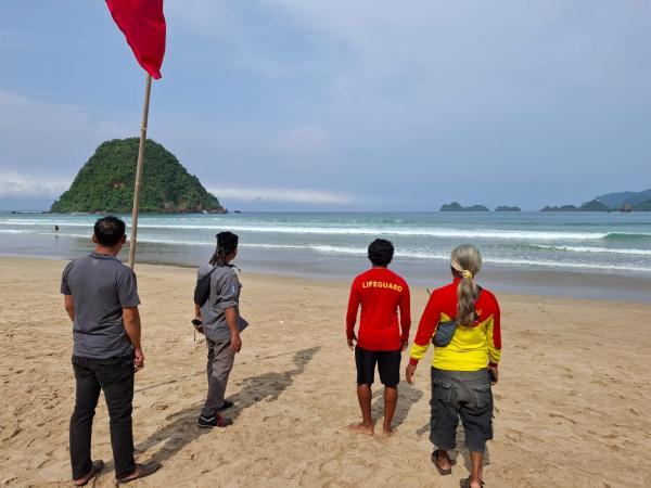 Tragedi di Pantai Pulau Merah Banyuwangi: Dua Remaja Terseret Ombak, Satu Masih Hilang Tragedi di Pantai Pulau Merah Banyuwangi: Dua Remaja Terseret Ombak, Satu Masih Hilang