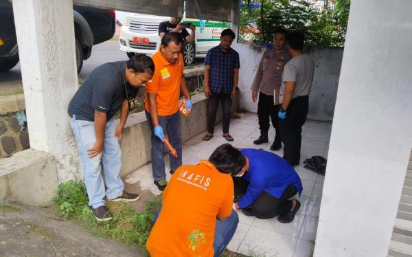 Pegawai Dishub Jombang Ditemukan Meninggal di Teras Rumah Kosong, Dikira Sedang Tidur! Pegawai Dishub Jombang Ditemukan Meninggal di Teras Rumah Kosong, Dikira Sedang Tidur!