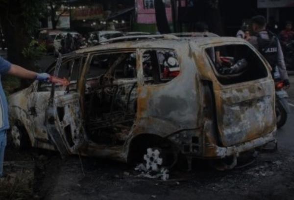 Mitos Angkernya Malam Jumat Kliwon dan Kisah 3 Mobil Polisi Dibakar di Depok