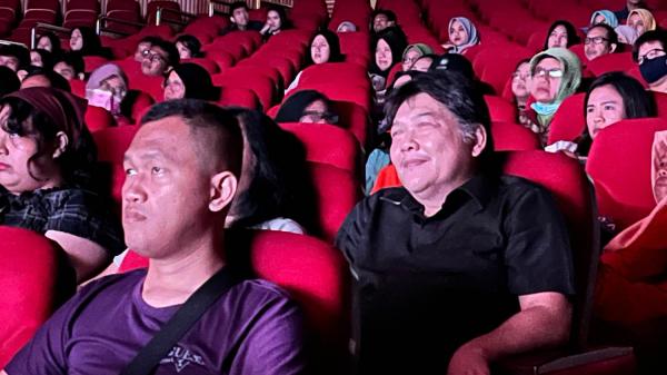 Ratusan Warga Surabaya Antusias Saksikan English Vinglish Ratusan Warga Surabaya Antusias Saksikan English Vinglish