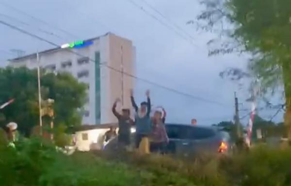 Pasca Insiden Mobil Tertabrak Kereta di Kota Bogor, Polisi Olah TKP Evakuasi Bangkai Kendaraan
