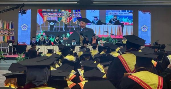Wisuda Pascasarjana UWP: Empat Pasangan Suami-Istri Lulus Bersamaan, Begini Kisahnya Wisuda Pascasarjana UWP: Empat Pasangan Suami-Istri Lulus Bersamaan, Begini Kisahnya