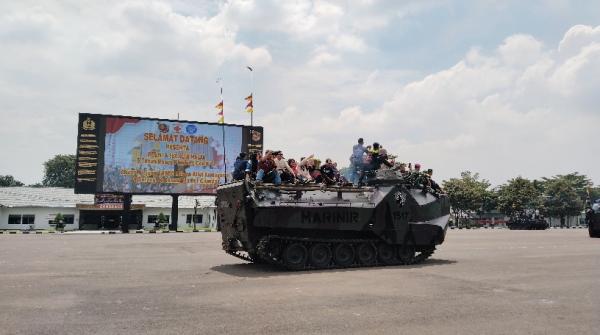 Reuni Tumbangkan Covid, Nakes Wisma Atlet Iring-iringan Naik Tank Marinir Cilandak