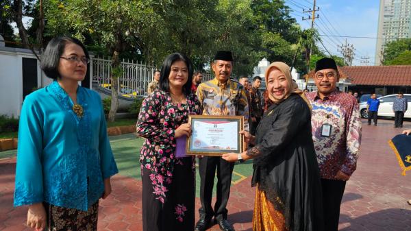 Kanwil Kemenkum Jatim Beri Penghargaan Srikandi Teladan di Hari Kartini 2025 Kanwil Kemenkum Jatim Beri Penghargaan Srikandi Teladan di Hari Kartini 2025