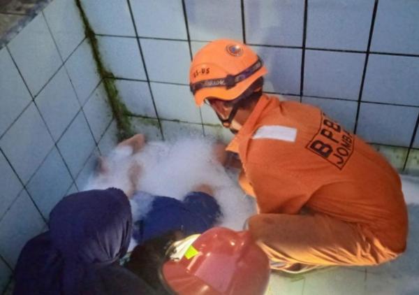 Tragis! Kaki Bocah 7 Tahun Tersedot Saluran Air Kolam Renang di Jombang, Evakuasi Sangat Dramatis Tragis! Kaki Bocah 7 Tahun Tersedot Saluran Air Kolam Renang di Jombang, Evakuasi Sangat Dramatis