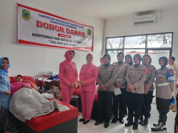 Semangat Kartini, Bhayangkari dan Polwan Kuningan Donorkan Darah untuk Kemanusiaan
