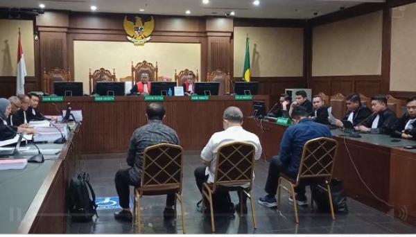 Tiga Hakim Pemberi Vonis Bebas Ronnald Tannur Dituntut 9-12 Tahun Penjara Tiga Hakim Pemberi Vonis Bebas Ronnald Tannur Dituntut 9-12 Tahun Penjara