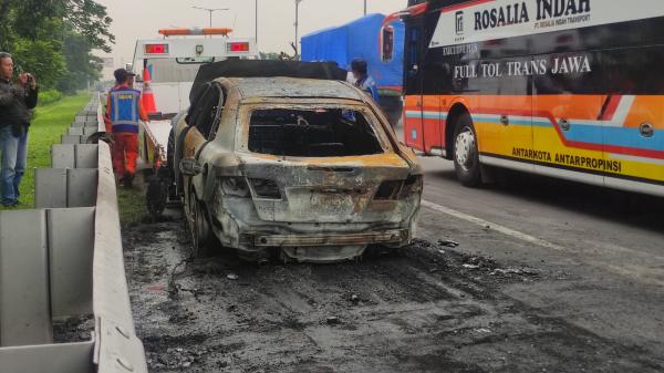 Mobil Mazda Hangus Terbakar di Ruas Jalan Tol, Ini Faktanya