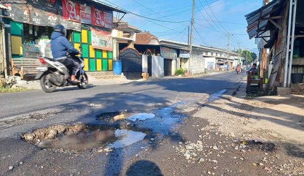 Jalan Berlubang di Jalan Raya Cibeuti Kawalu Bahayakan Pengendara, Sudah Sebulan Belum Ada Perbaikan