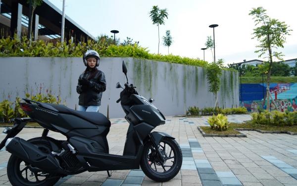 Perempuan Belajar Motor? Ini 3 Tips Dasar Mulai dari Sepeda hingga Kendali Gas