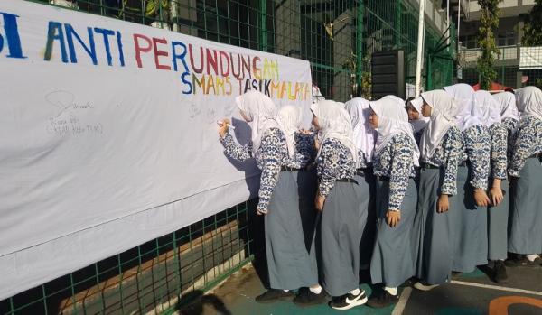 SMAN 5 Tasikmalaya Deklarasi Antiperundungan, Kepsek: Kita Ingin Sekolah Kondusif untuk Belajar SMAN 5 Tasikmalaya Deklarasi Antiperundungan, Kepsek: Kita Ingin Sekolah Kondusif untuk Belajar