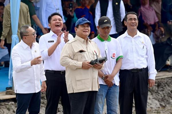 Pakai Drone DJI Agras T40, Presiden Prabowo Jajal Penebaran Benih Padi di Ogan Ilir Sumsel