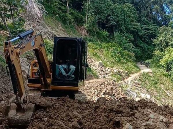 Longsor Putuskan Akses Jalan Ciparaja-Batulawang, Warga Gotong Royong Sewa Alat Berat