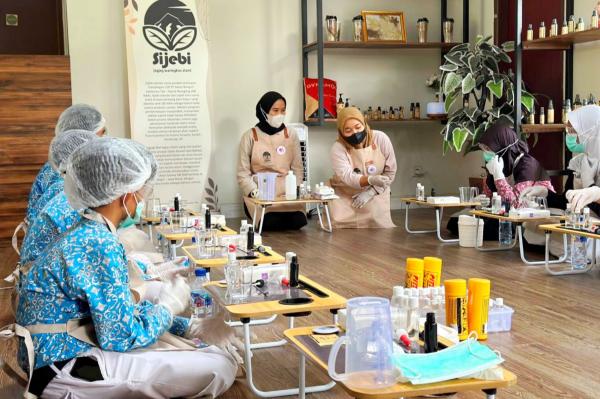 Budidaya Serai Wangi di Lahan Pascatambang, SIG Bangun Ekosistem Keberlanjutan di Pabrik Narogong