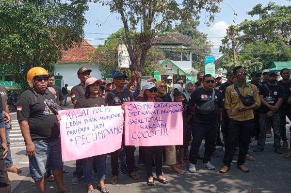 Demo Besar di Jombang, Warga Desak Kasatpol PP Mundur karena Gagal Tertibkan PKL di Zona Merah