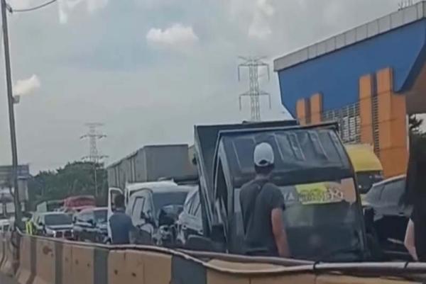 Tabrakan Beruntun 5 Mobil di Tol Jakarta-Tangerang, Lalin MacetÂ 