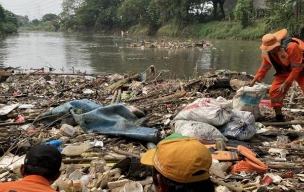 14 Ton Sampah Dibersihkan dari Kali Bekasi, Pemkab Bekasi Siapkan CCTV