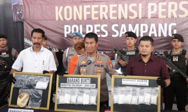 Kurir Narkoba di Sampang Madura Bawa  Hampir 1 Kg, Pelaku Berambut Pirang Tak Berkutik Saat Dibekuk