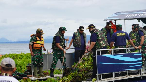 Kodam I/Bukit Barisan Bareng 7 Bupati di Sumut Guyub Bersihkan Danau Toba