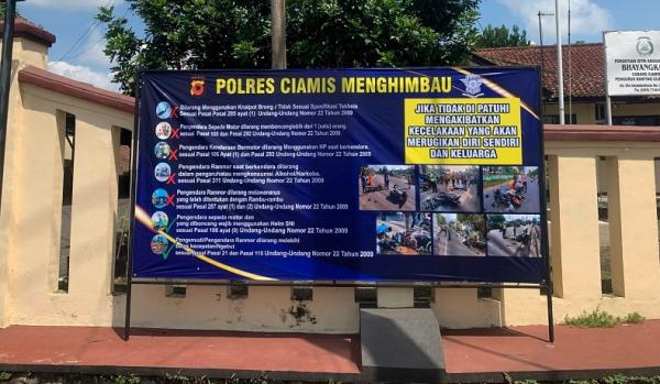 Tekan Angka Kecelakaan, Polsek Cijeungjing Pasang Baliho Imbauan Keselamatan Lalu Lintas
