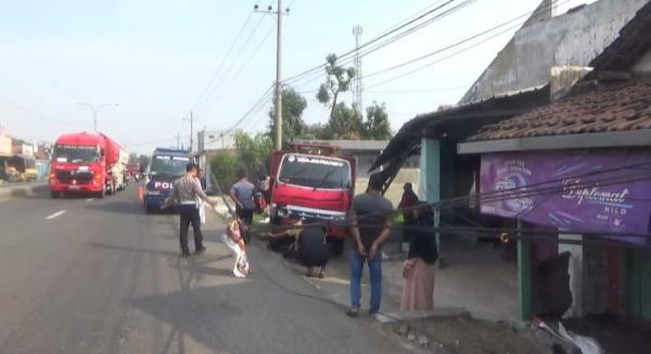 Truk Tabrak Dua Rumah di Jombang Akibat Sopir Ngantuk, Tiang Jaringan Telekomunikasi Tumbang