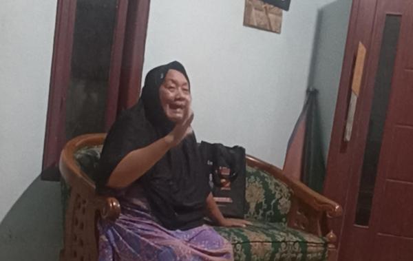 Kisah Pilu Penjual Gorengan di Jombang, Pernah Bayar Denda, Tetap Dituduh Petugas Nyolong Listrik Kisah Pilu Penjual Gorengan di Jombang, Pernah Bayar Denda, Tetap Dituduh Petugas Nyolong Listrik