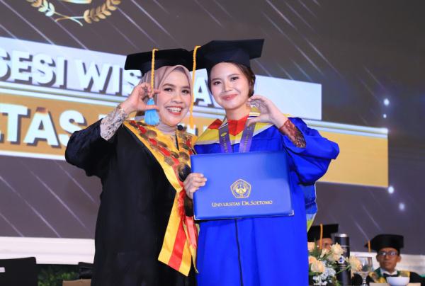 Unitomo Wisuda 965 Lulusan, Rektor Siti Marwiyah Tekankan Integritas dan Inovasi
