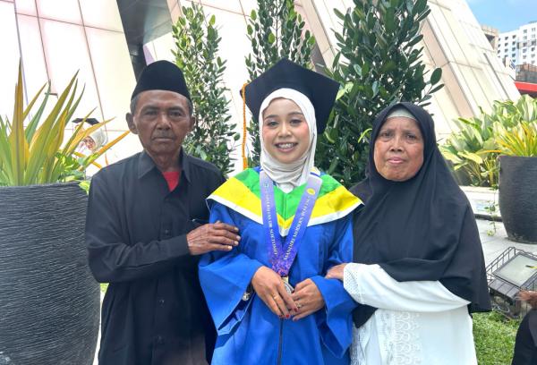 Mimpi di Balik Roda Becak, Perjuangan Anak Tukang Becak Meraih Gelar Magister