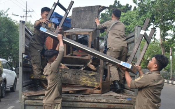 Pemkot Surabaya Tertibkan PKL dan Bangunan Liar di Jalan Pegirian dan Indrapura