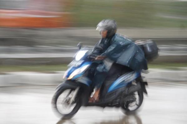 Cuaca Depok 27 April 2025: Hujan dan Petir di Siang Hari