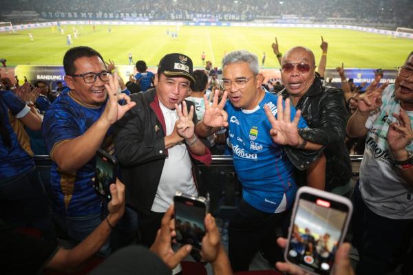 Semangat Persib Menuju Juara, Farhan-Erwin Tampil Kompak Dukung Maung Bandung
