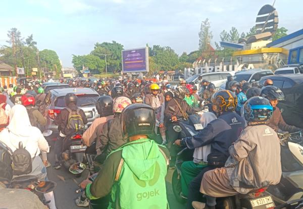 Viral! Macet Parah di Jalan Pondok Cabe Raya Tangsel, Kendaraan Sulit Bergerak