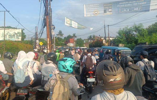 Horor! Ribuan Kendaraan Terjebak Macet di Pondok Cabe Raya Hingga Jalan Raya Sawangan