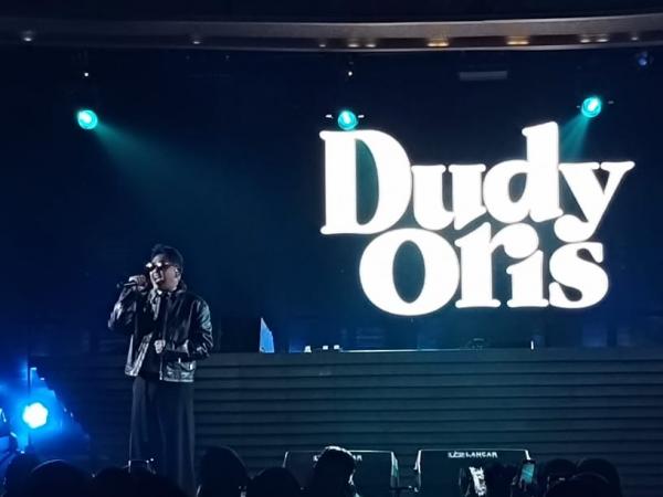 Dudy Oris Nyanyikan Lagu Koplo di Ulang Tahun NR Herbal Care, Pengunjung Bergoyang Dudy Oris Nyanyikan Lagu Koplo di Ulang Tahun NR Herbal Care, Pengunjung Bergoyang