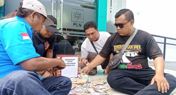 Pakai Uang Pecahan, PKL Jombang Serahkan Uang Bayar Listrik Masruroh, Satpam PLN Sempat Melarang!