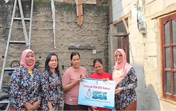 Hari Kartini, Srikandi PLN Bekasi Sambung Listrik Gratis untuk Wanita Pejuang Keluarga Ini