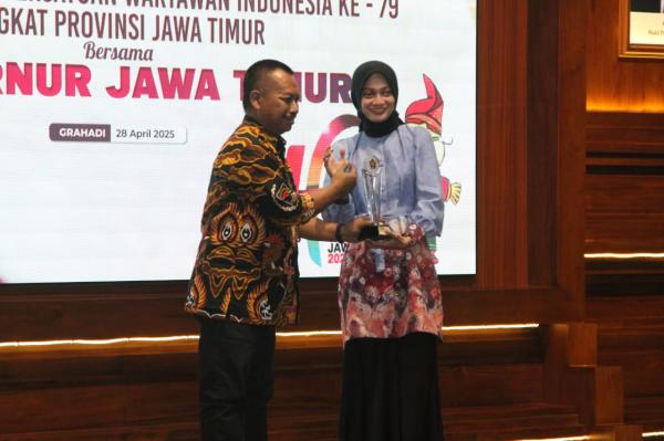 Walikota Kediri Vinanda Raih PWI Jatim Awards 2025 Berkat Dedikasi Pemberdayaan Masyarakat