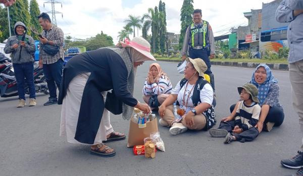 Momen Emak-Emak Ikut Demo di Bale Kota Tasik Protes soal Jalan Rusak, Bawa Makanan dari Rumah