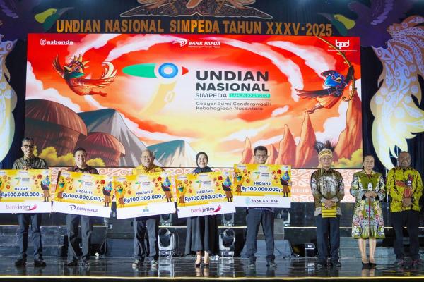 Nasabah Bank Jatim Raih Hadiah Utama Undian Simpeda Rp 500 Juta