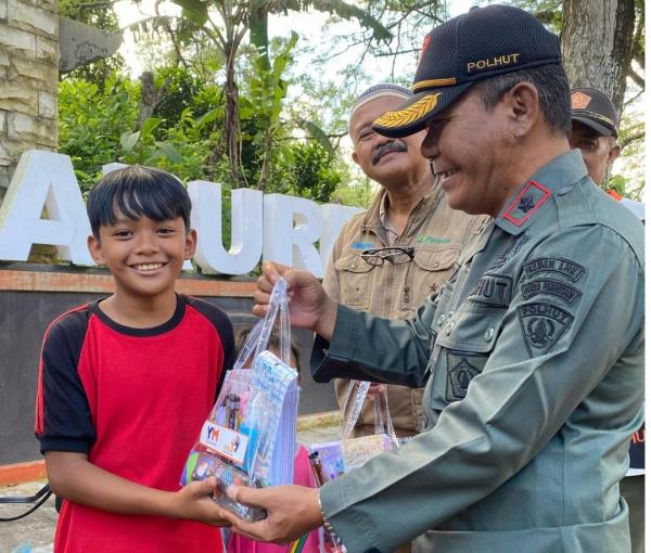 Perhutani dan Yatim Mandiri Salurkan Bantuan Alat Tulis untuk Siswa SD di Banyuwangi