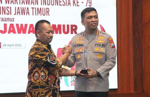 Peduli pada Perempuan dan Anak, Kombes Pol Christian Tobing Raih Penghargaan PWI Jatim