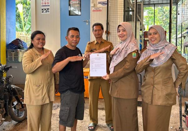Dukung Keamanan Pangan, Dinas Perikanan Karawang Serahkan SKP dan Bantuan Cold Storage