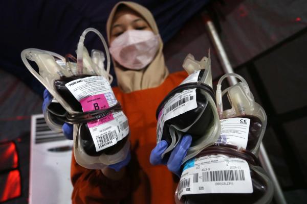 Ratusan Warga Ikut Donor Darah di Balai Kota Surabaya