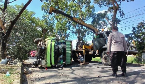 Diduga Ngantuk, Mobil Bermuatan Cat Terguling usai Tabrak Pohon di Jalan Lethen Mashudi Tasikmalaya