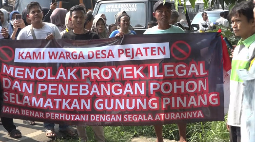 Ratusan Warga Serang  Geruduk Kantor Perhutani, Tolak Revitalisasi Gunung Pinang