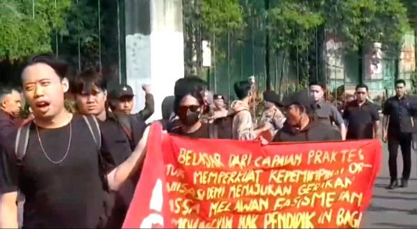 12 Pria dan Seorang Wanita Diamankan Polisi saat Demo Hari Buruh, Bawa Petasan di Sekitar Gedung DPR