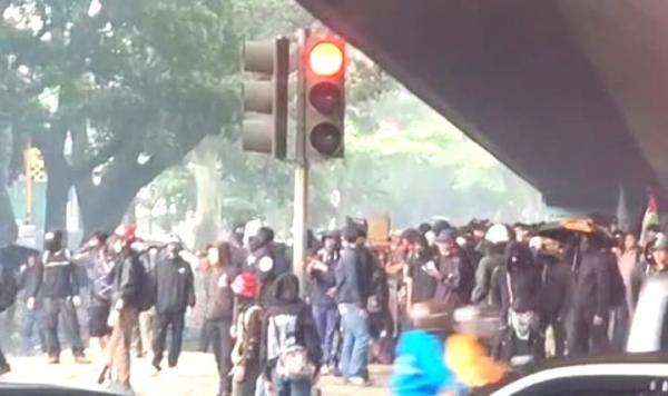 Usai Aksi Buruh, Massa Berpakaian Hitam Serang Polisi di Dago-Cikapayang Bandung