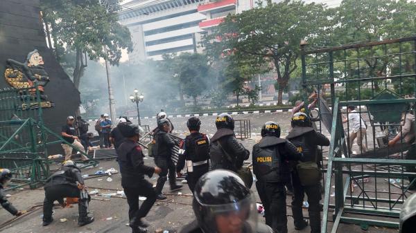 Detik-Detik Massa Pakaian Hitam Guncang Pagar hingga Roboh di Semarang