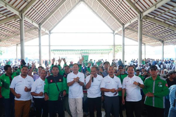 Senam, Tanam Pohon, hingga Serahkan Manfaat BPJS Warnai Peringatan Hari Buruh di Lamongan